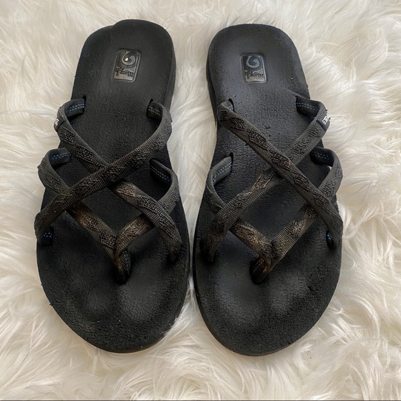 teva criss cross sandals